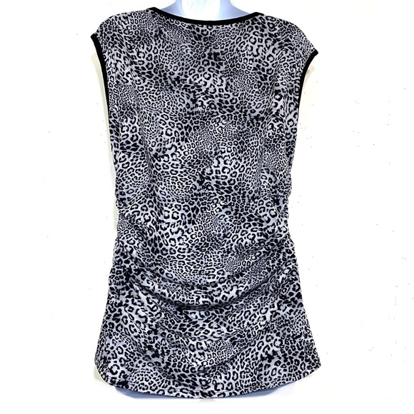 Vince Camuto BLACK & GRAY animal print stretchy sleeveless center ruched top - Picture 2 of 7